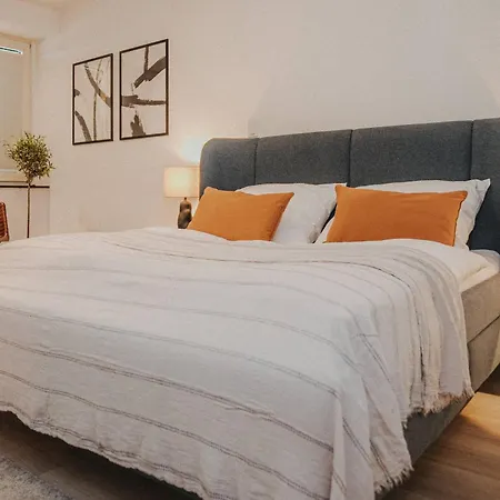 Jobostays - Downtown Hafen Apartment Oldenburg - Luxusbad - Direkt Am Hafen - 5 Min Zu Fuss Innenstadt Und Bahnhof - Aufzug - Kostenfreies Wlan - Kueche - Kontaktfreier Check-In *