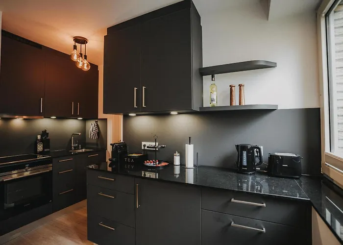 Appartement Jobostays - Downtown Hafen Apartment Oldenburg - Luxusbad - Direkt Am Hafen - 5 Min Zu Fuss Innenstadt Und Bahnhof - Aufzug - Kostenfreies Wlan - Kueche - Kontaktfreier Check-In *