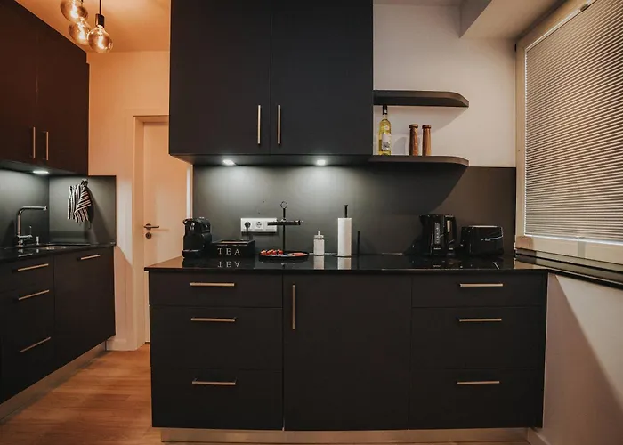 Appartement Jobostays - Downtown Hafen Apartment Oldenburg - Luxusbad - Direkt Am Hafen - 5 Min Zu Fuss Innenstadt Und Bahnhof - Aufzug - Kostenfreies Wlan - Kueche - Kontaktfreier Check-In