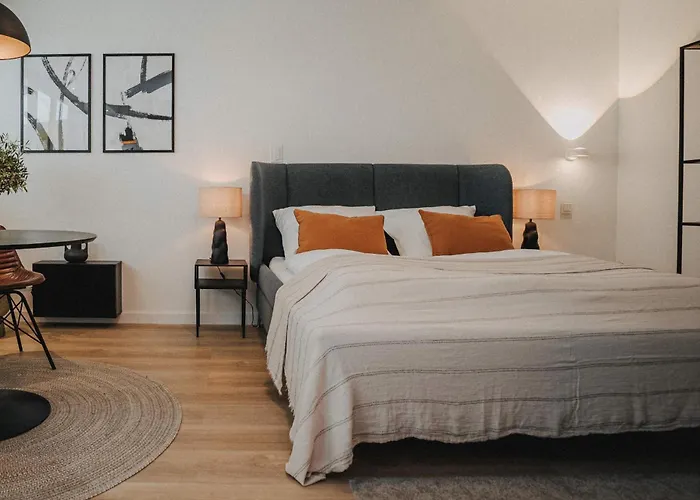 Appartement Jobostays - Downtown Hafen Apartment Oldenburg - Luxusbad - Direkt Am Hafen - 5 Min Zu Fuss Innenstadt Und Bahnhof - Aufzug - Kostenfreies Wlan - Kueche - Kontaktfreier Check-In *